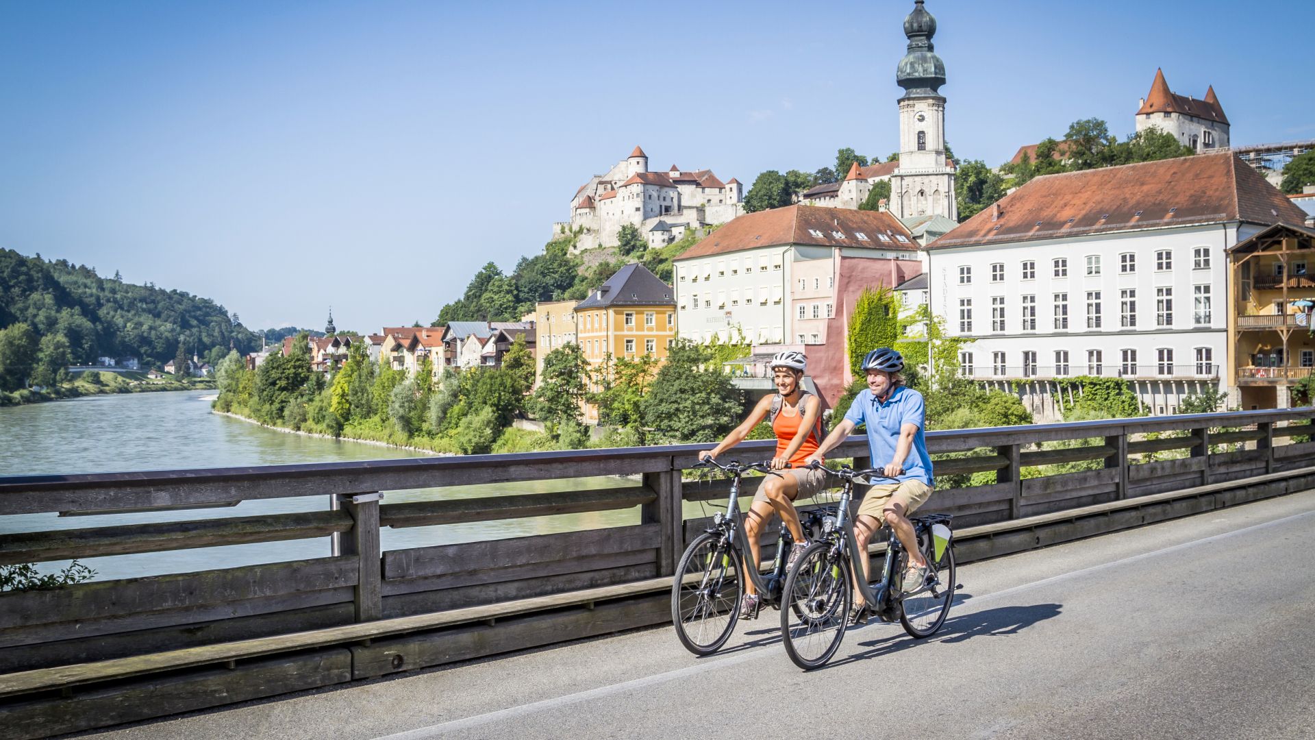 Burghausen: Couple drives along salt loop