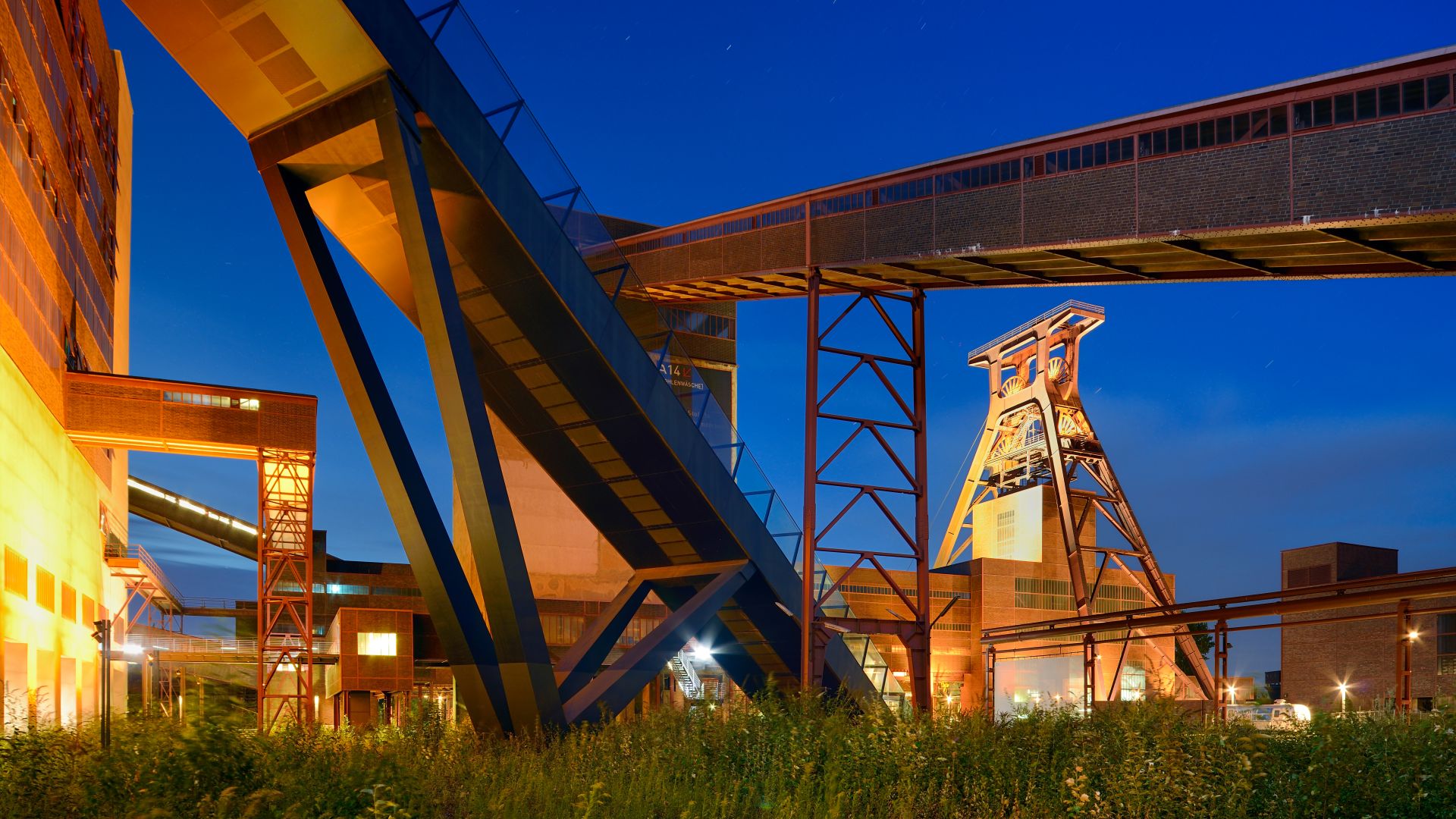 Essen: Zeche Zollverein, UNESCO World Heritage Site, double trestle extraction tower, industrial culture route