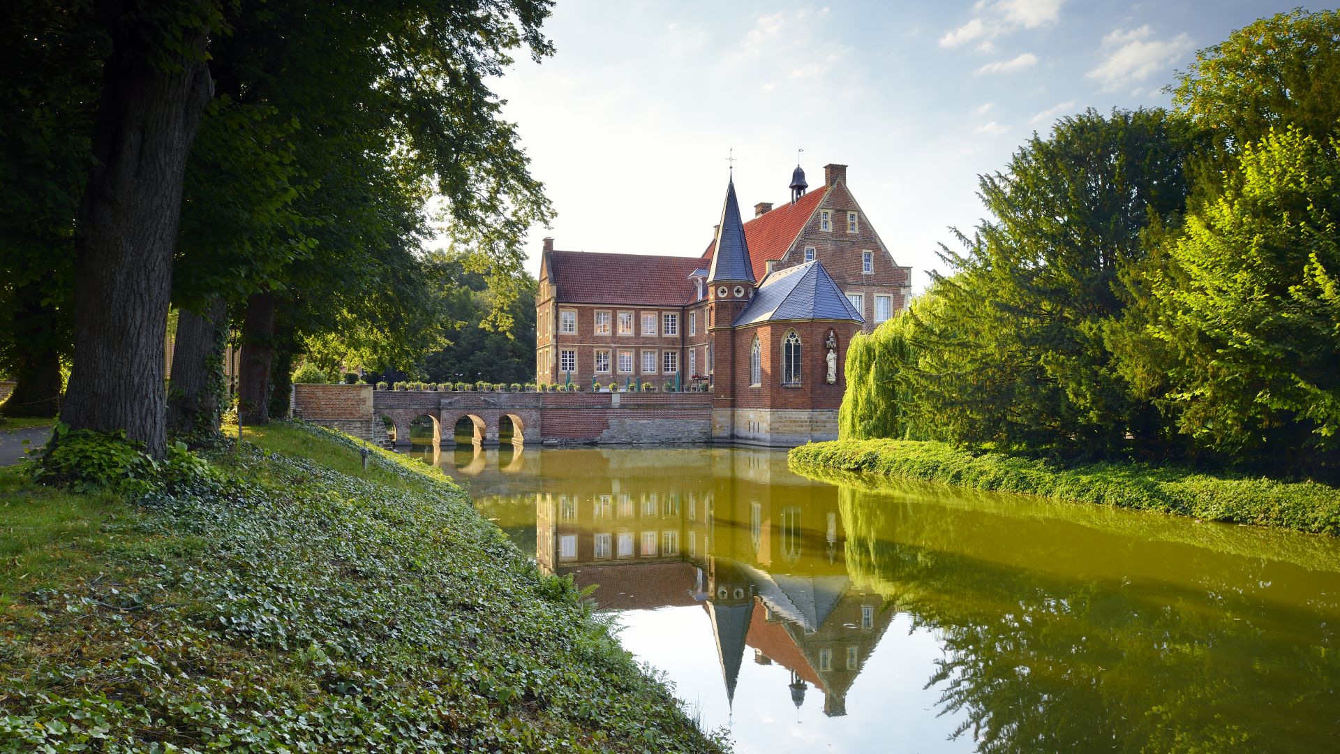 Muenster: Moated castle Huelshoff with Droste-Museum and Center for Literature