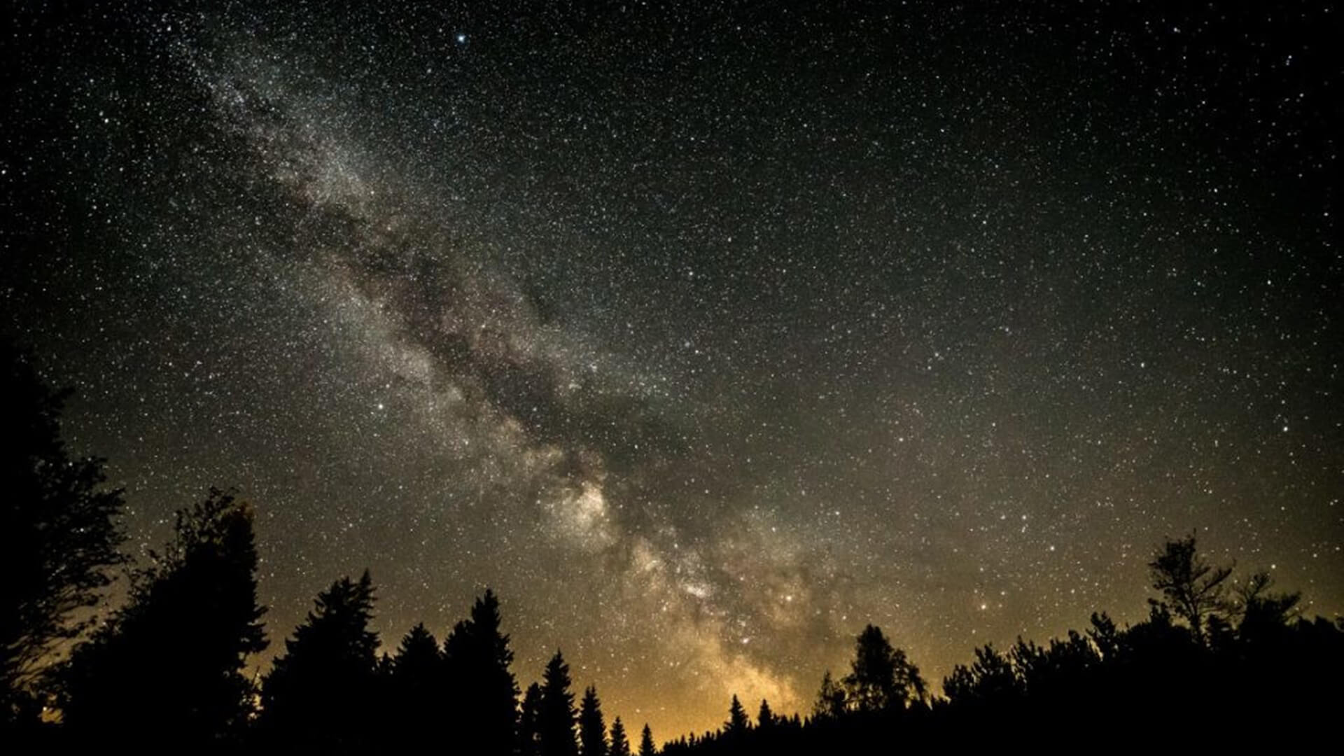 Braunlage: Starry sky with the Milky Way over the Sankt Andreasberg observatory