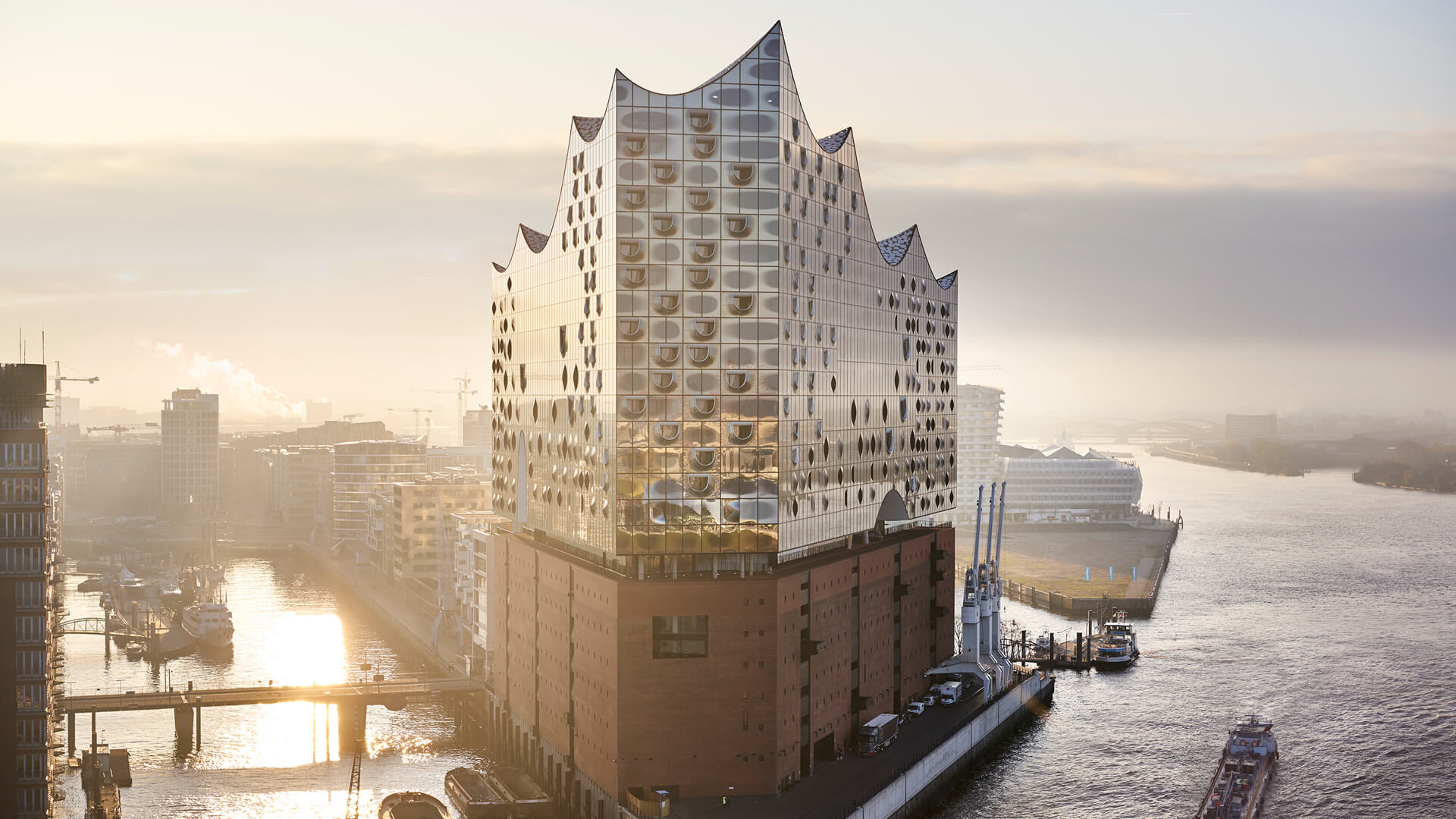 Hamburg: Elbphilharmonie at sunrise