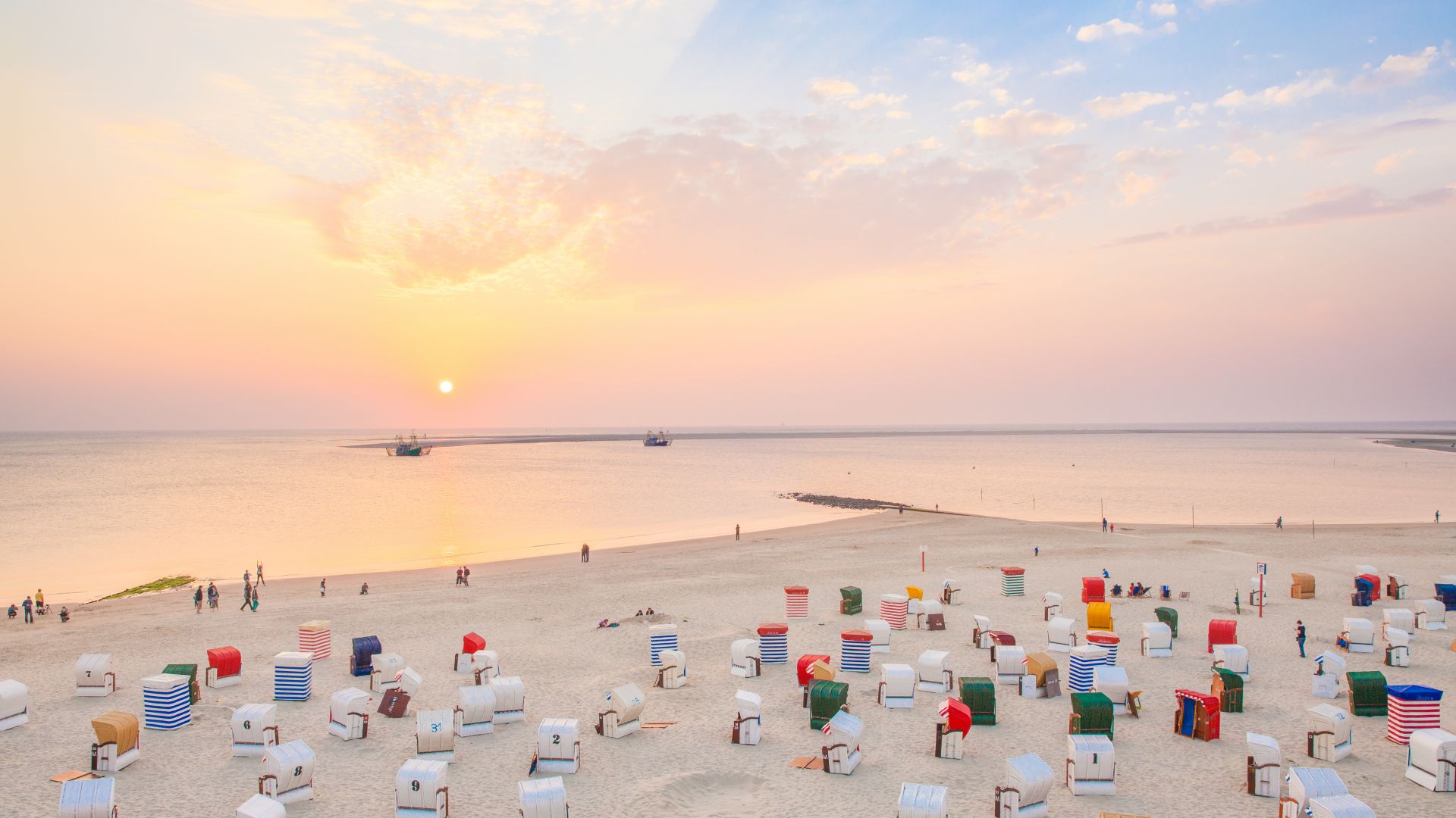 Borkum: Colourful beach chairs on the island of Borkum at sunset