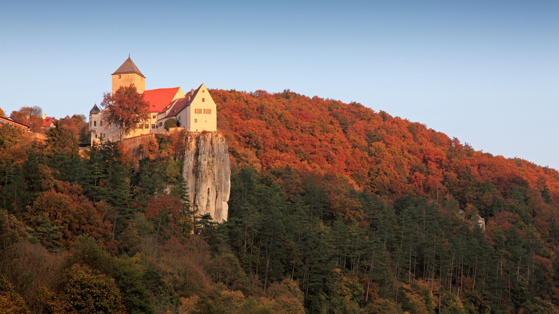 Riedenburg: Prunn castle on rocks at sunset