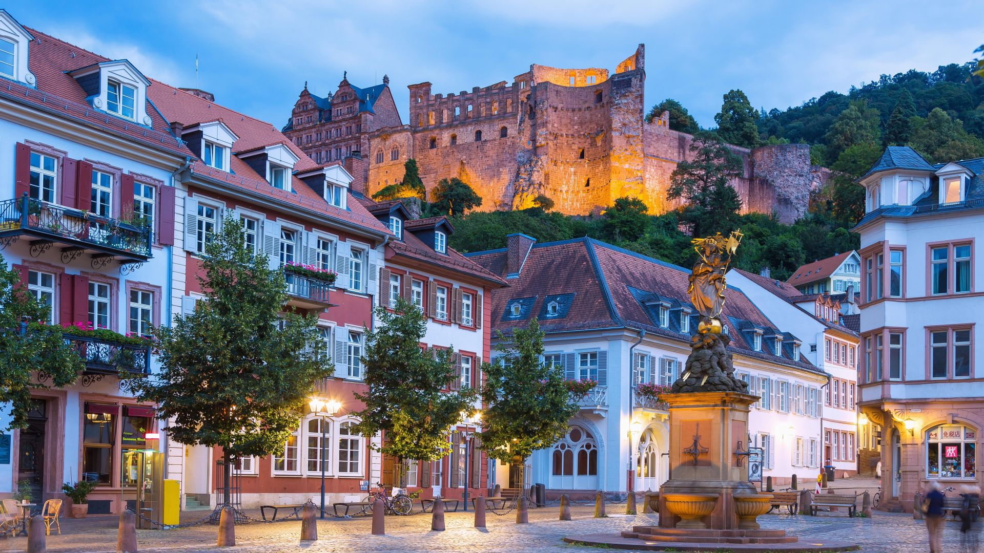 Heidelberg: Kornmarkt with Madonna statue in front of Heidelberg Castle