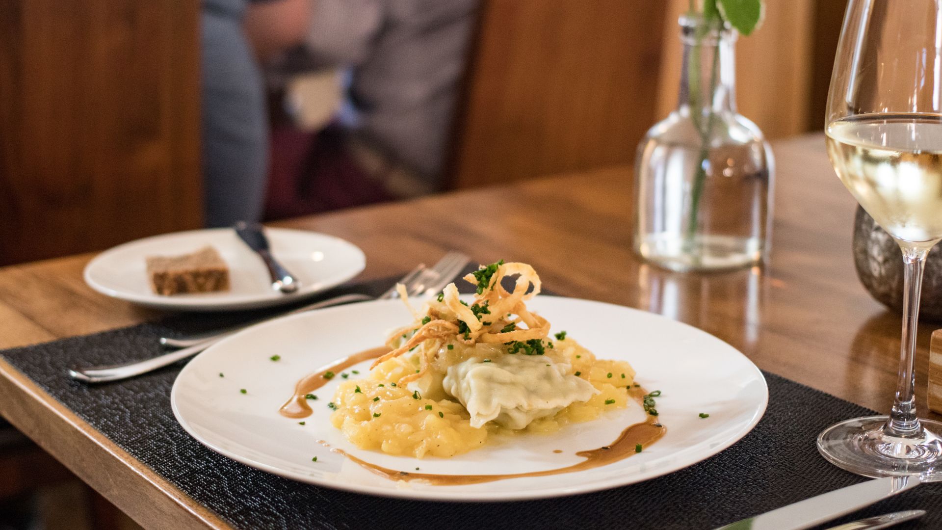 Möhringen: Swabian ravioli (Maultaschen) with potato salad and white wine, restaurant Zur Linde