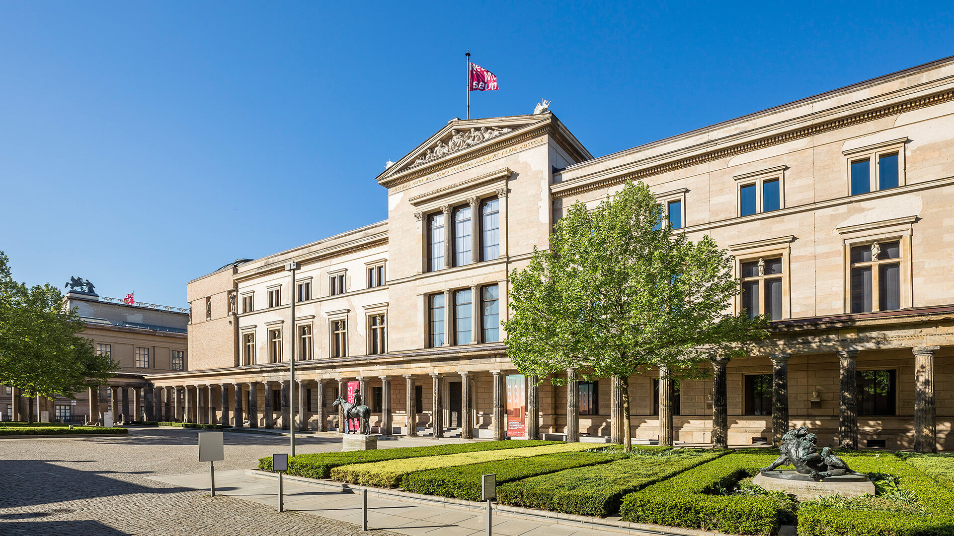 Berlin: Kolonnadenhof and Neues Museum on Museum Island