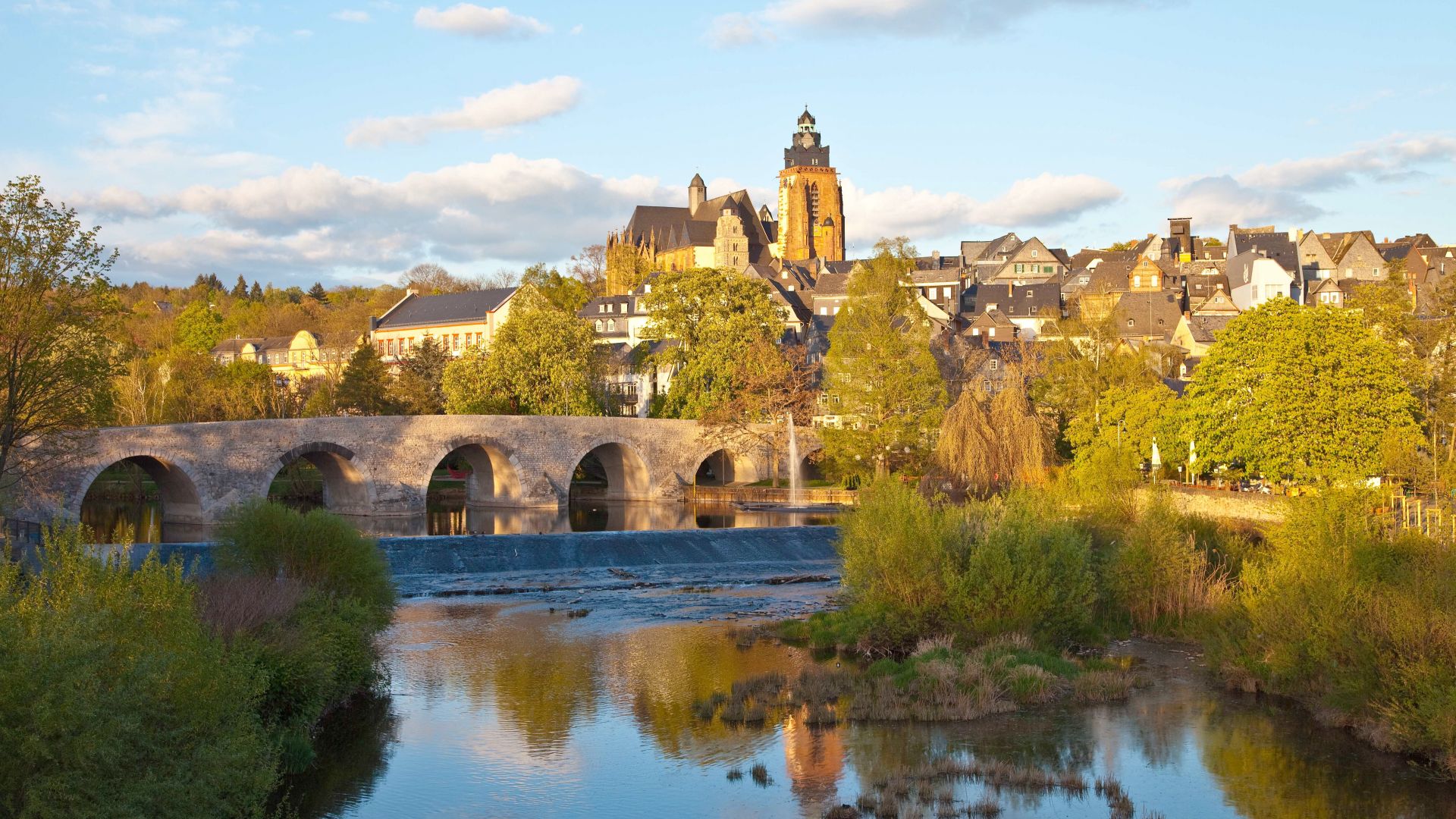 Wetzlar: Old Lahn bridge with cathedral